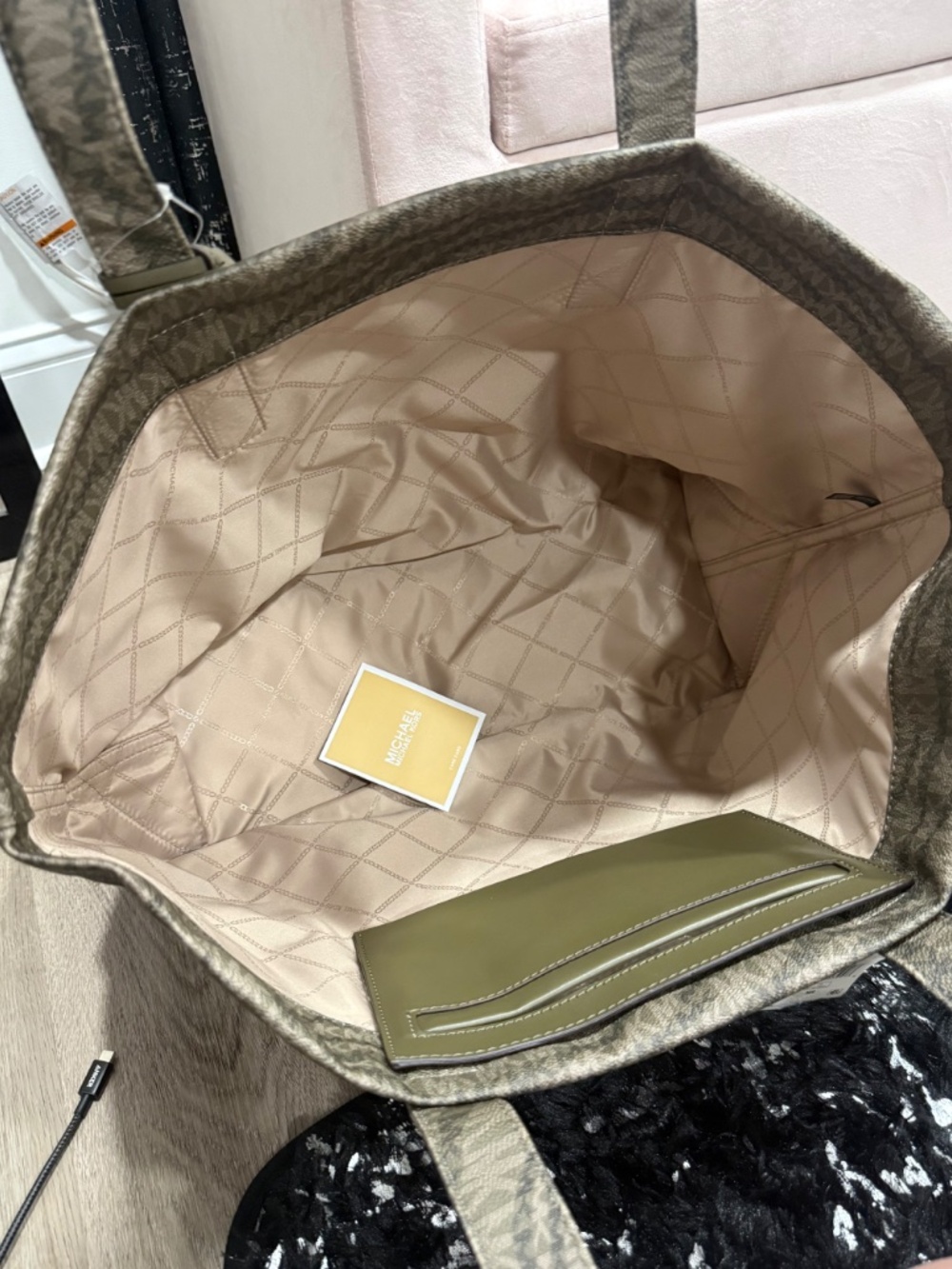 NWT 100% Authentic Michael Kors “The Michael Bag” XL tote - Picture 4 of 8